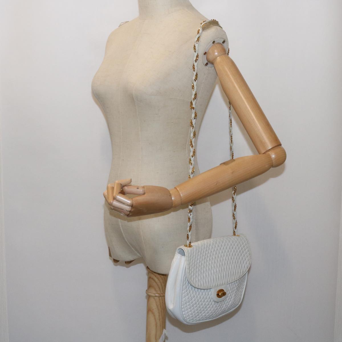 BALLY Quilted Shoulder Bag Leather White Auth bs11685