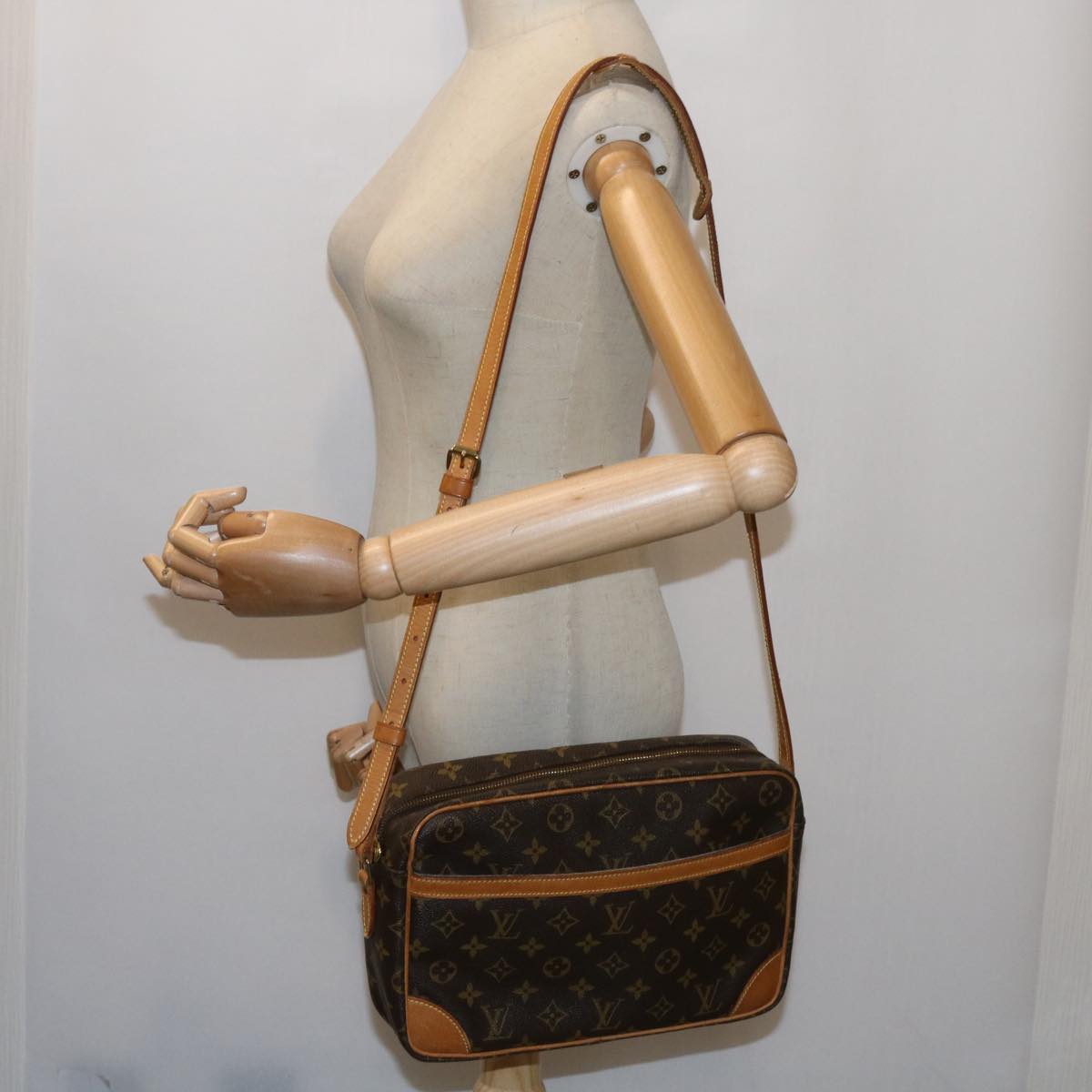 LOUIS VUITTON Monogram Trocadero 30 Shoulder Bag M51272 LV Auth bs11748