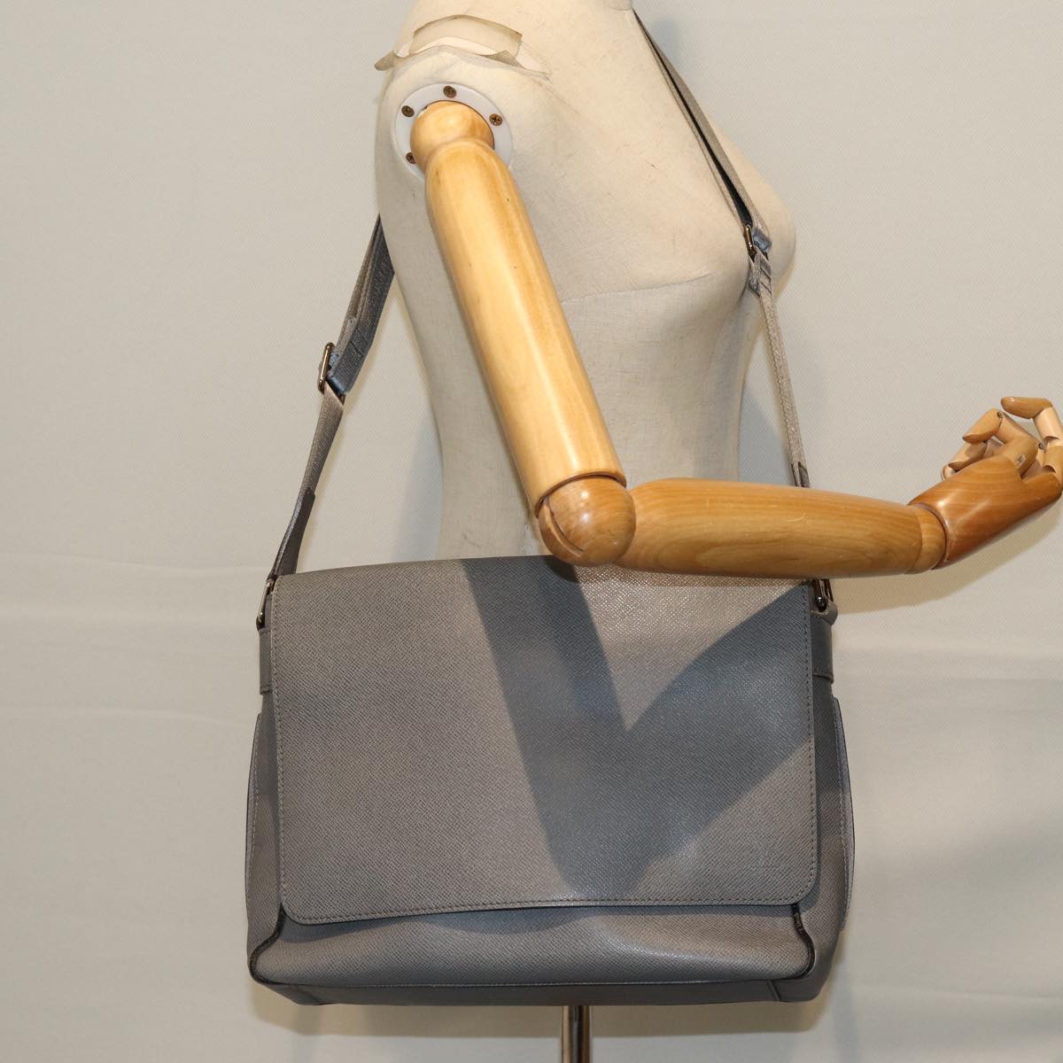 LOUIS VUITTON Taiga Roman MM Shoulder Bag Gray Gracie M32623 LV Auth bs13770