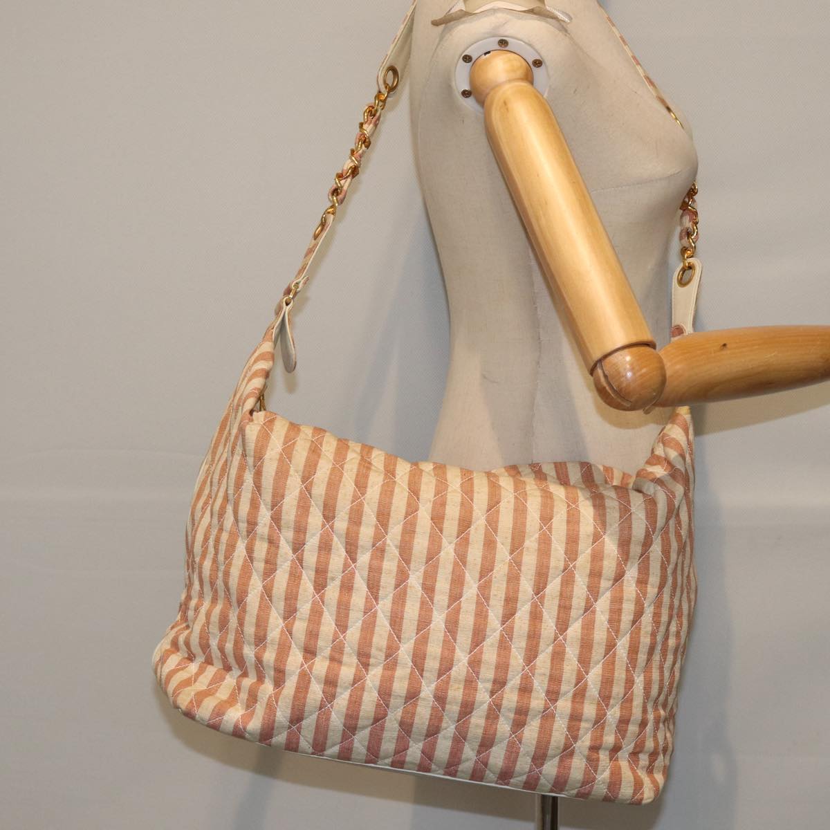 CHANEL Matelasse Chain Shoulder Bag Canvas Red Gold CC Auth bs17125