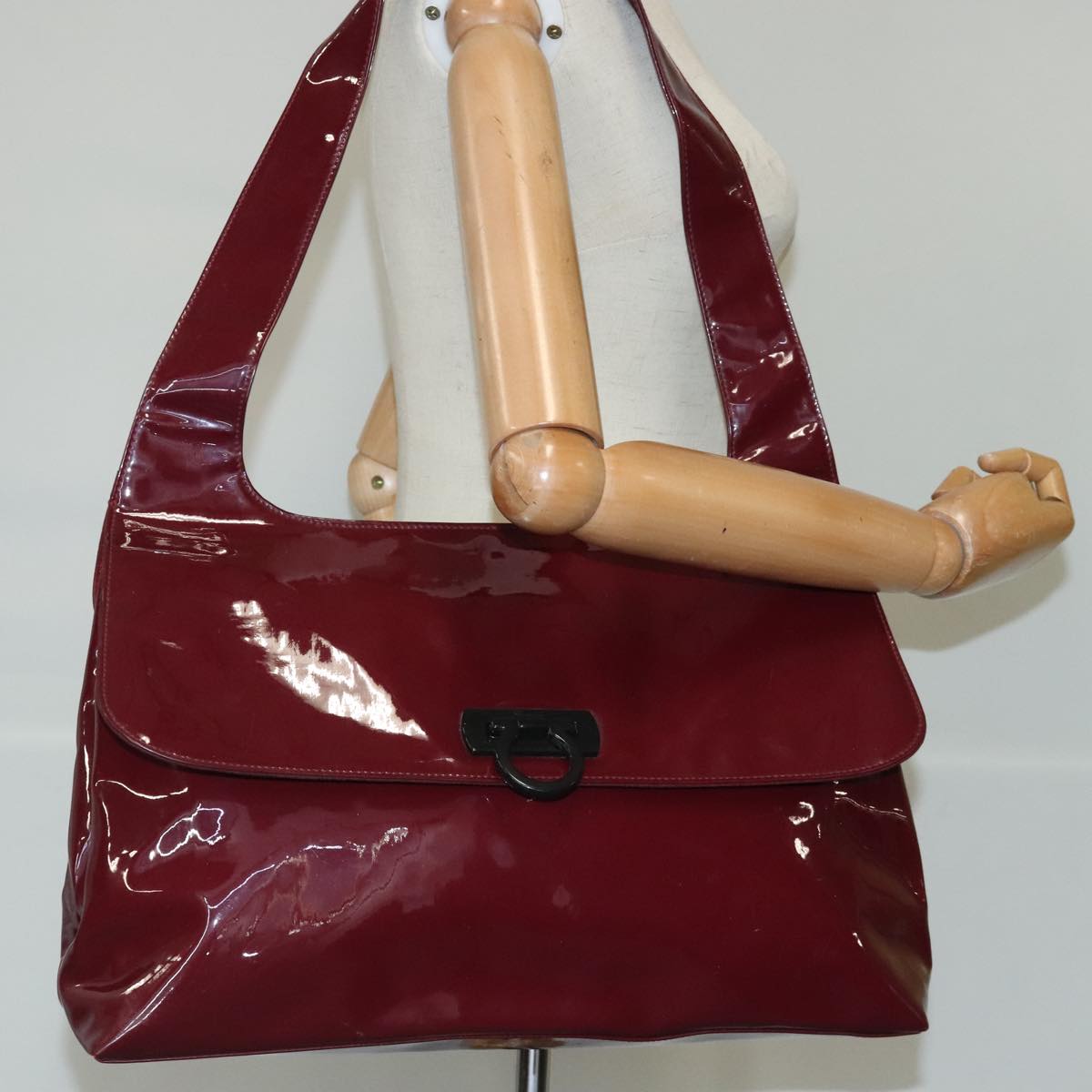 Salvatore Ferragamo Gancini Shoulder Bag Enamel Wine Red Auth bs19494