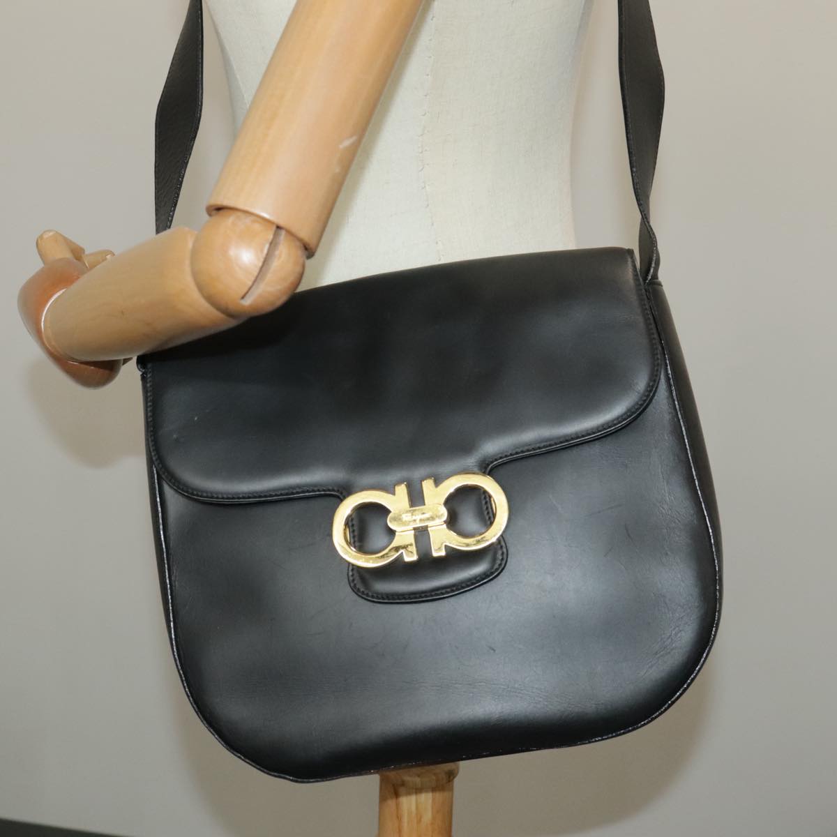 Salvatore Ferragamo Gancini Shoulder Bag Leather Black Gold Auth bs19510