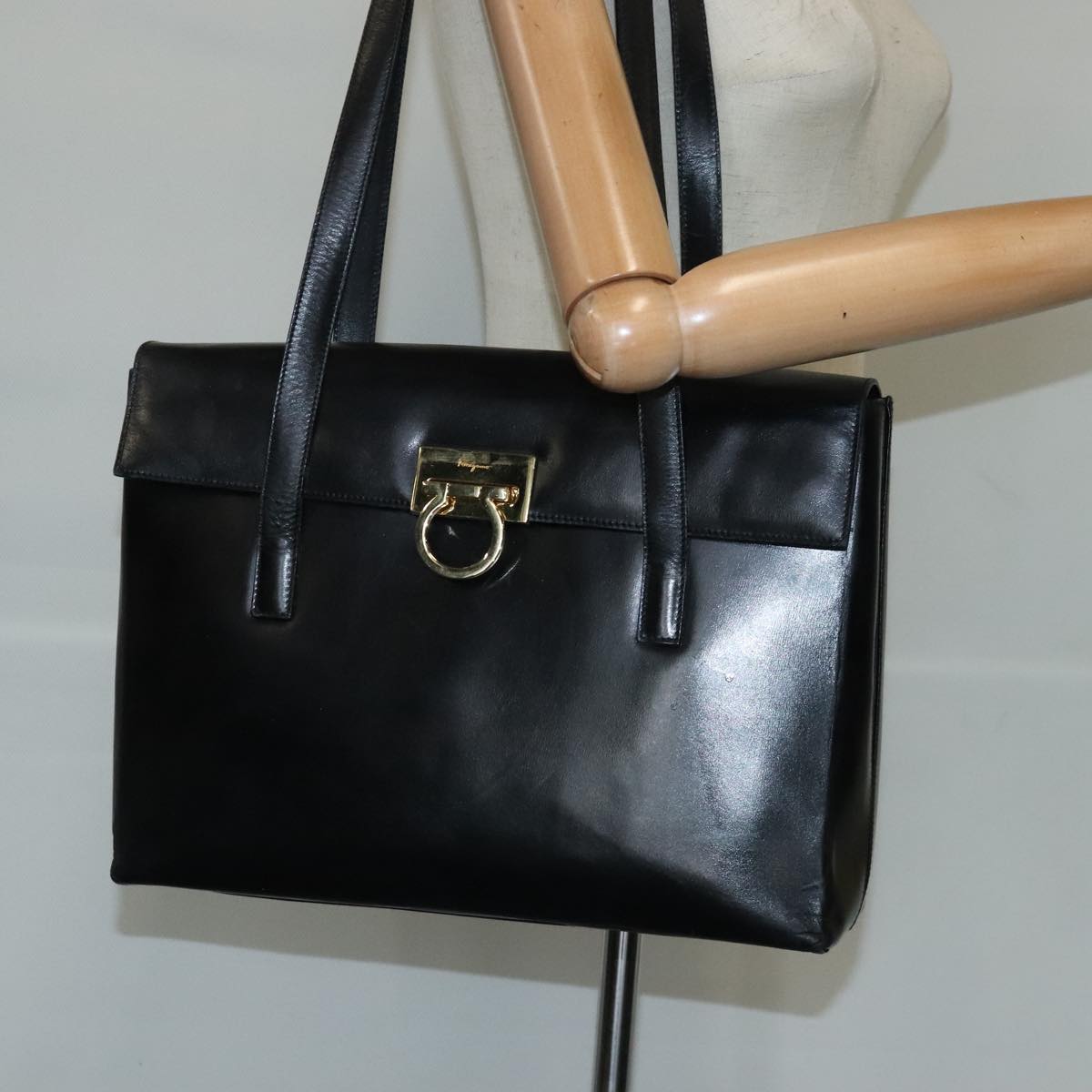 Salvatore Ferragamo Gancini Shoulder Bag Leather Black Gold Auth bs19616