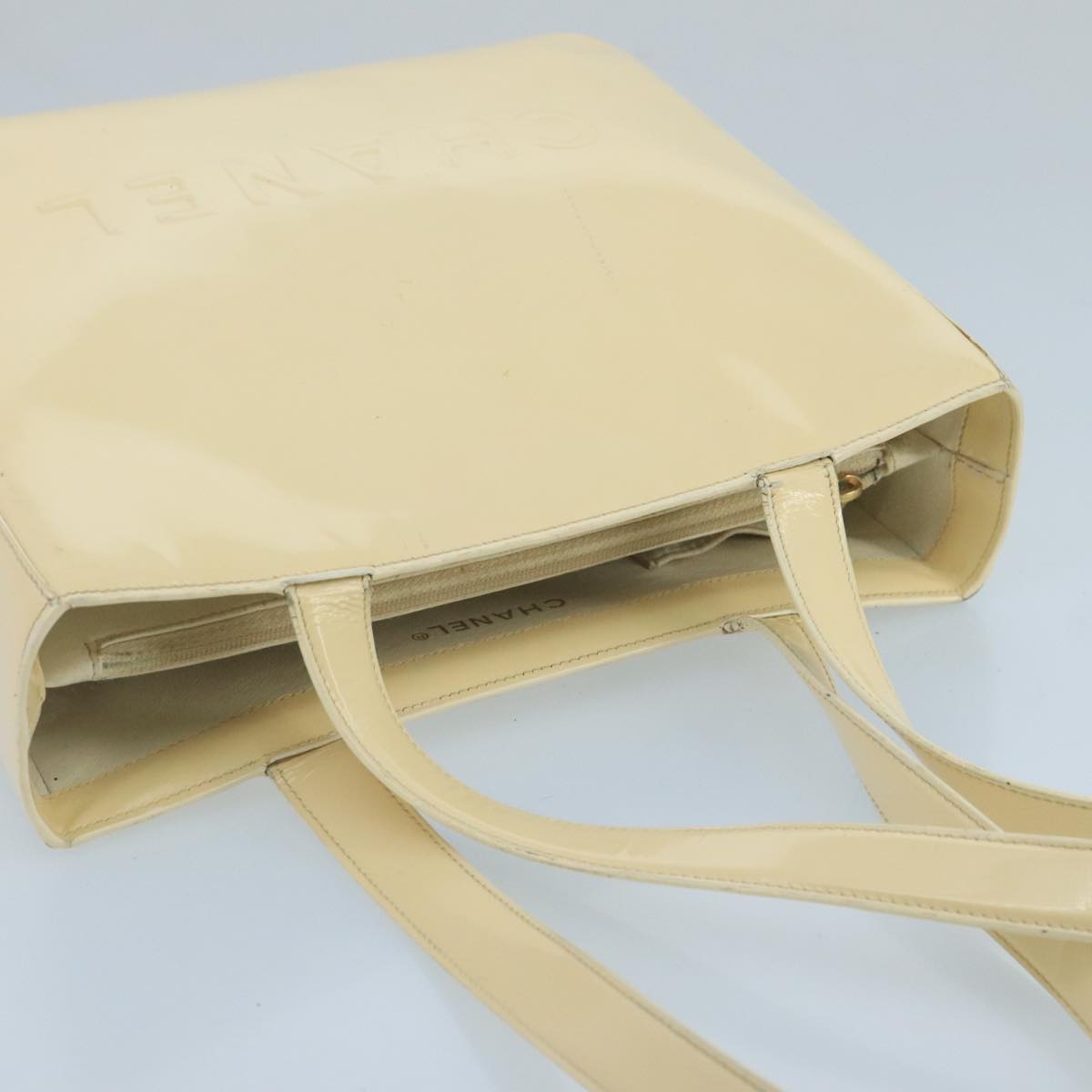 CHANEL Tote Bag Enamel White CC Auth bs20237