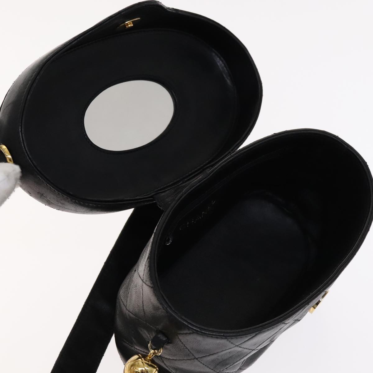 CHANEL Matelasse Shoulder Bag Lamb Skin Gold Black CC Auth bs21318