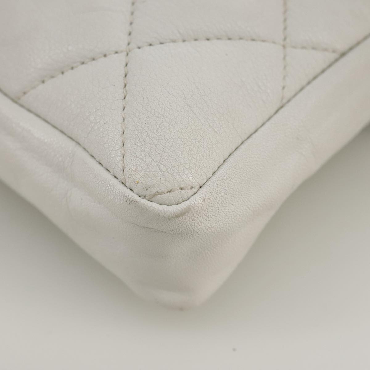 CHANEL Matelasse Waist bag Lamb Skin White CC Auth bs21712