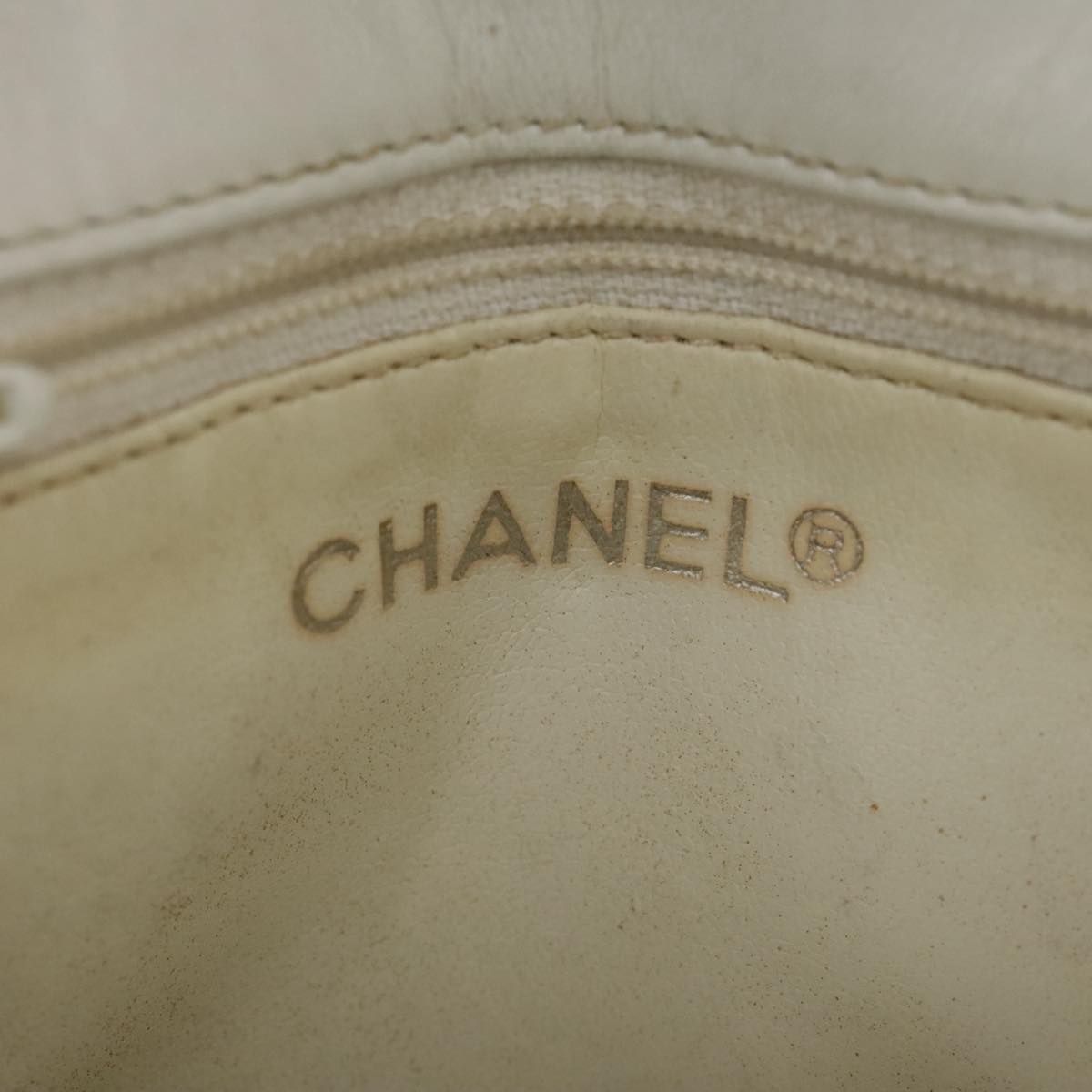 CHANEL Matelasse Waist bag Lamb Skin White CC Auth bs21712