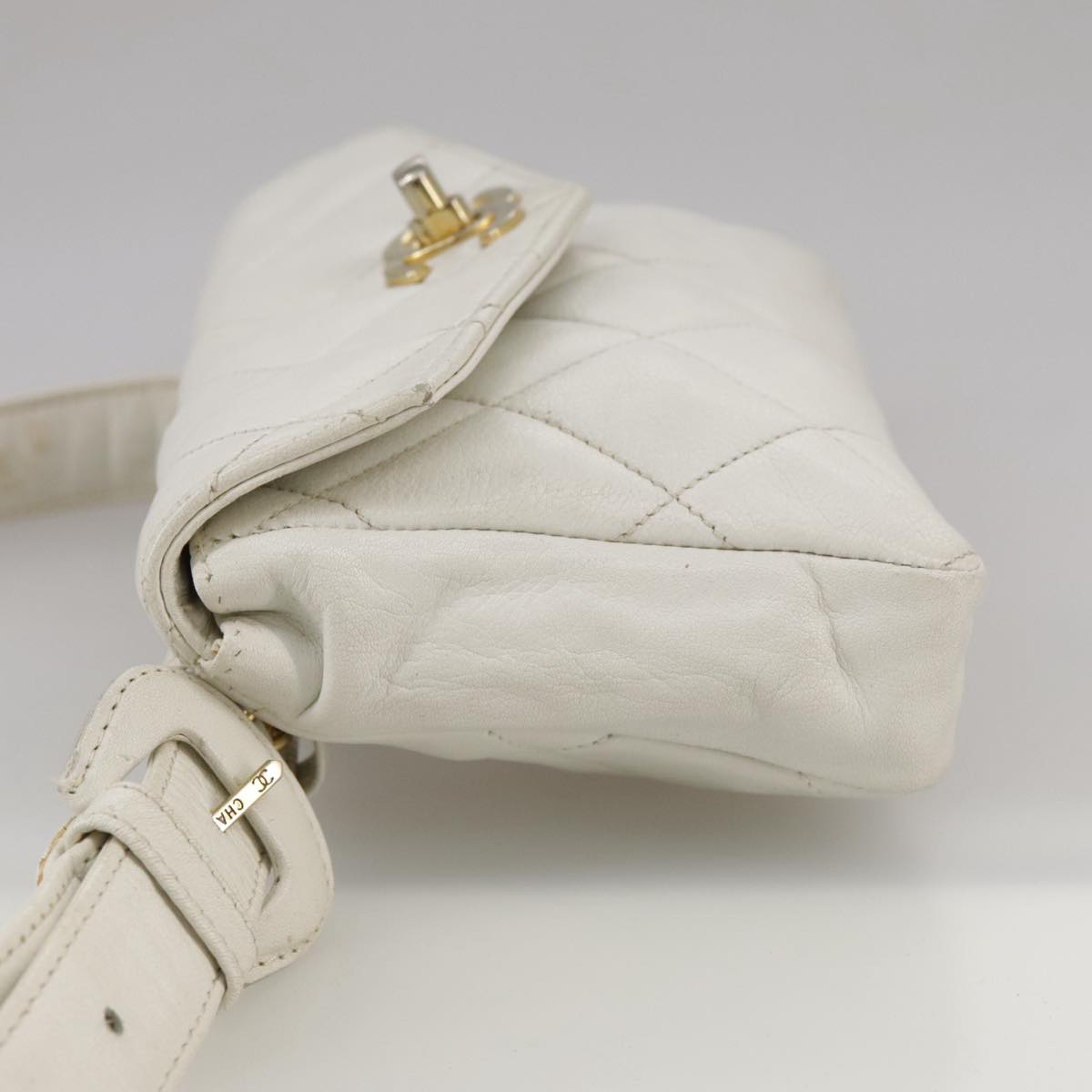 CHANEL Matelasse Waist bag Lamb Skin White CC Auth bs21712