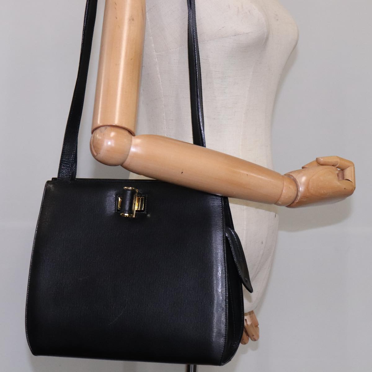 Salvatore Ferragamo Shoulder Bag Leather Black Gold Auth bs21904