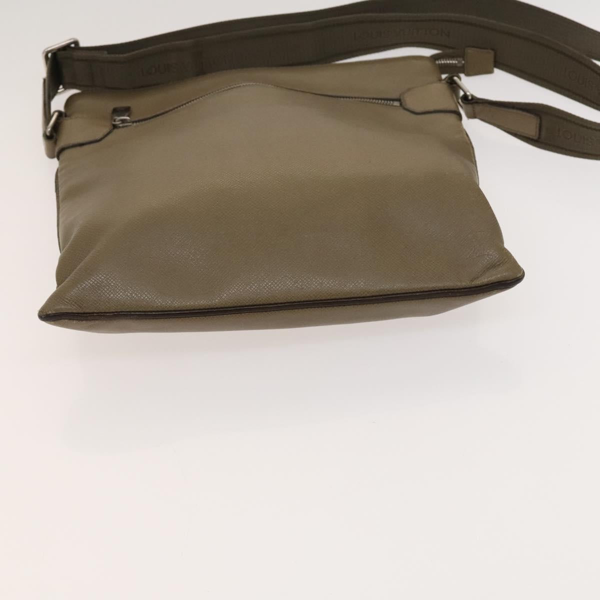 LOUIS VUITTON Taiga Sasha Shoulder Bag Porer M32628 LV Auth bs26069