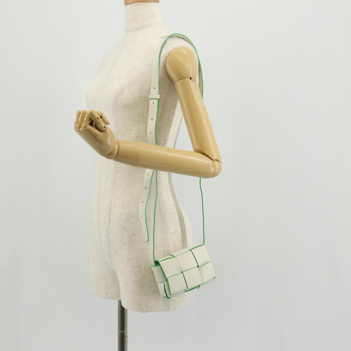 BOTTEGA VENETA MAXI INTRECCIATO Cassette Bag Leather White Green Auth bs30121M