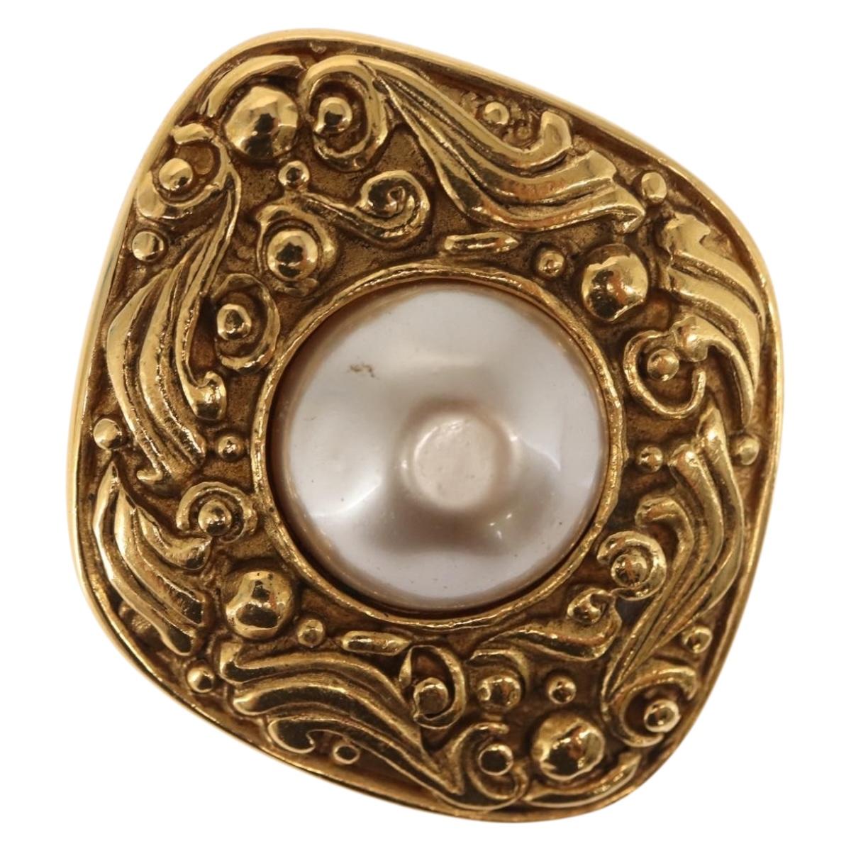 CHANEL Brooch metal Gold Tone CC Auth bs32205