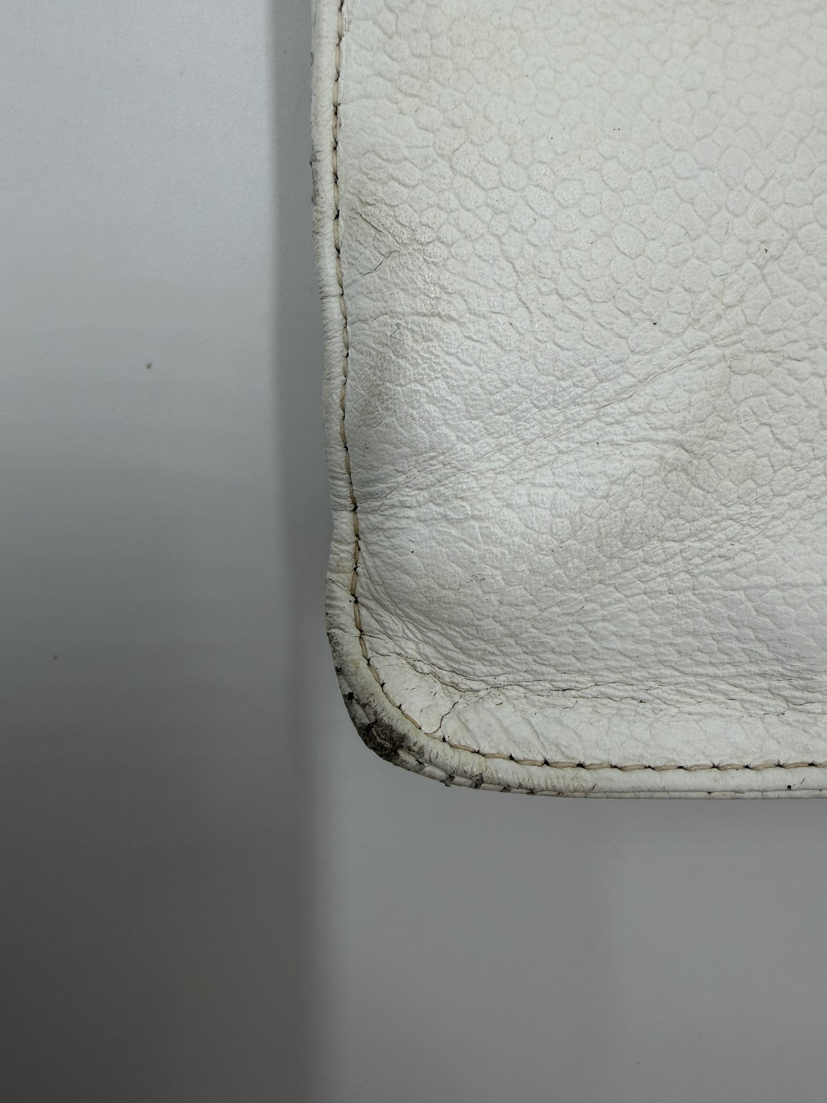 CHANEL Tote Bag Caviar Skin White CC Auth bs8320