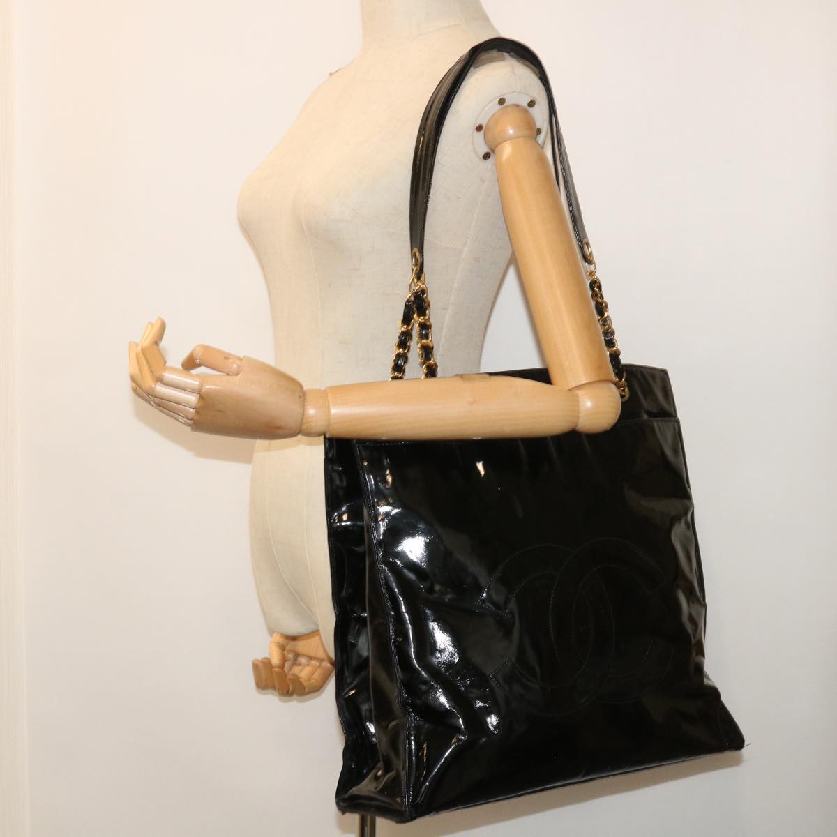 CHANEL Chain Shoulder Bag Patent leather Black CC Auth bs8351