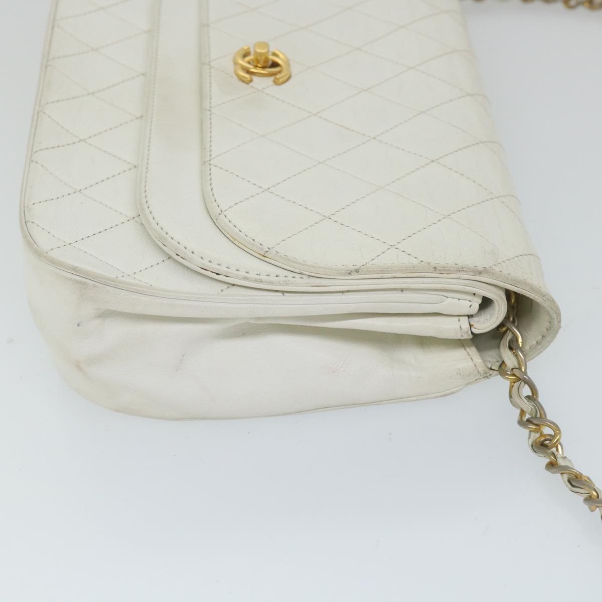 CHANEL Matelasse Chain Shoulder Bag Lamb Skin White CC Auth bs9328