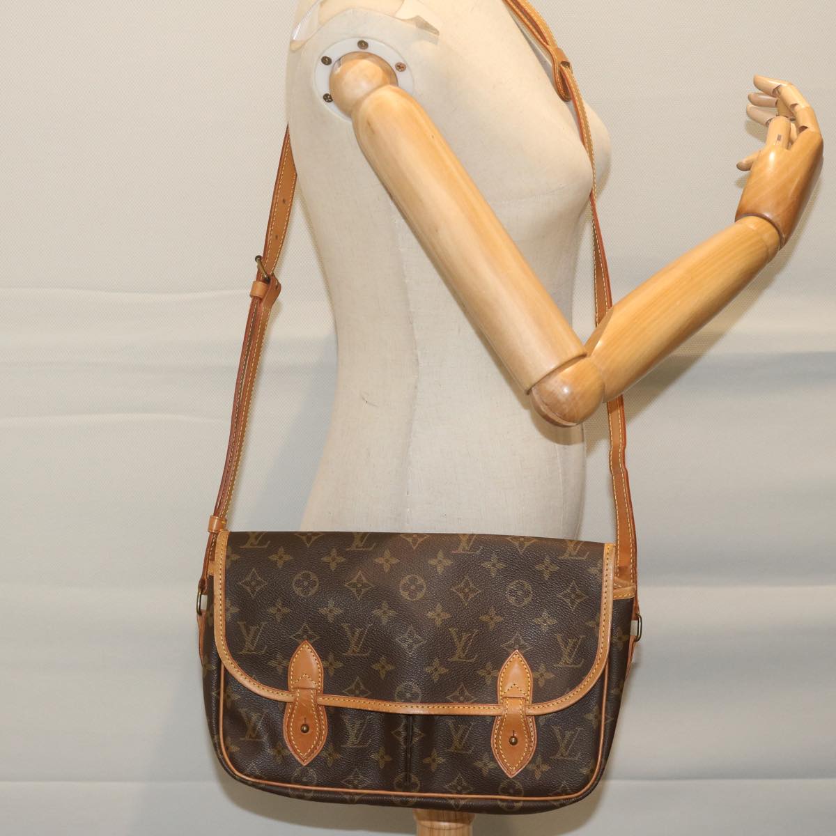 LOUIS VUITTON Monogram Gibeciere MM Shoulder Bag M42247 LV Auth ep2695