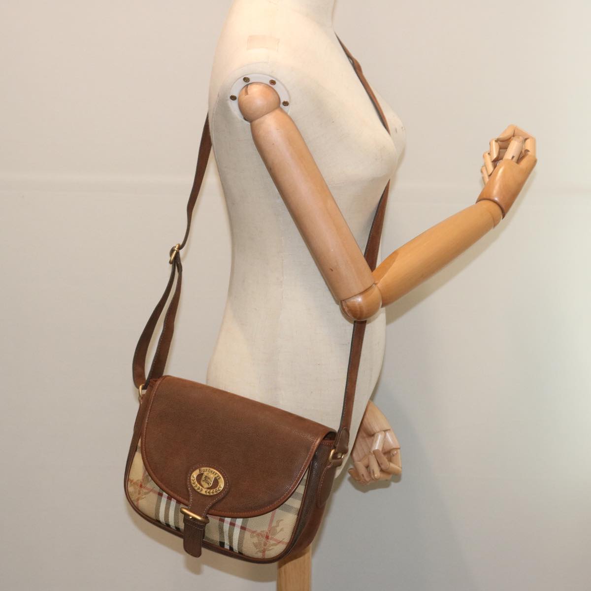 Burberrys Nova Check Shoulder Bag PVC Beige Auth ep3690