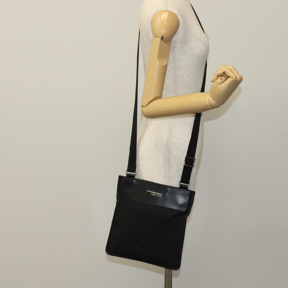 GUCCI GG Canvas Shoulder Bag Black 27639 Auth ep7170