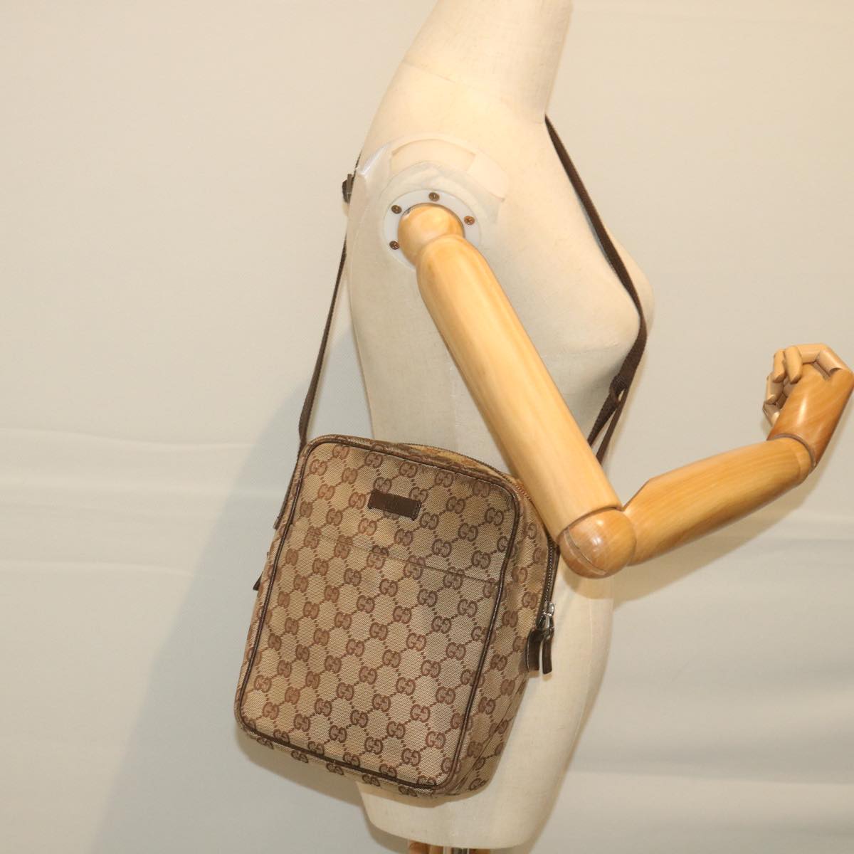 GUCCI GG Canvas Shoulder Bag Beige 122759 Auth fm2942