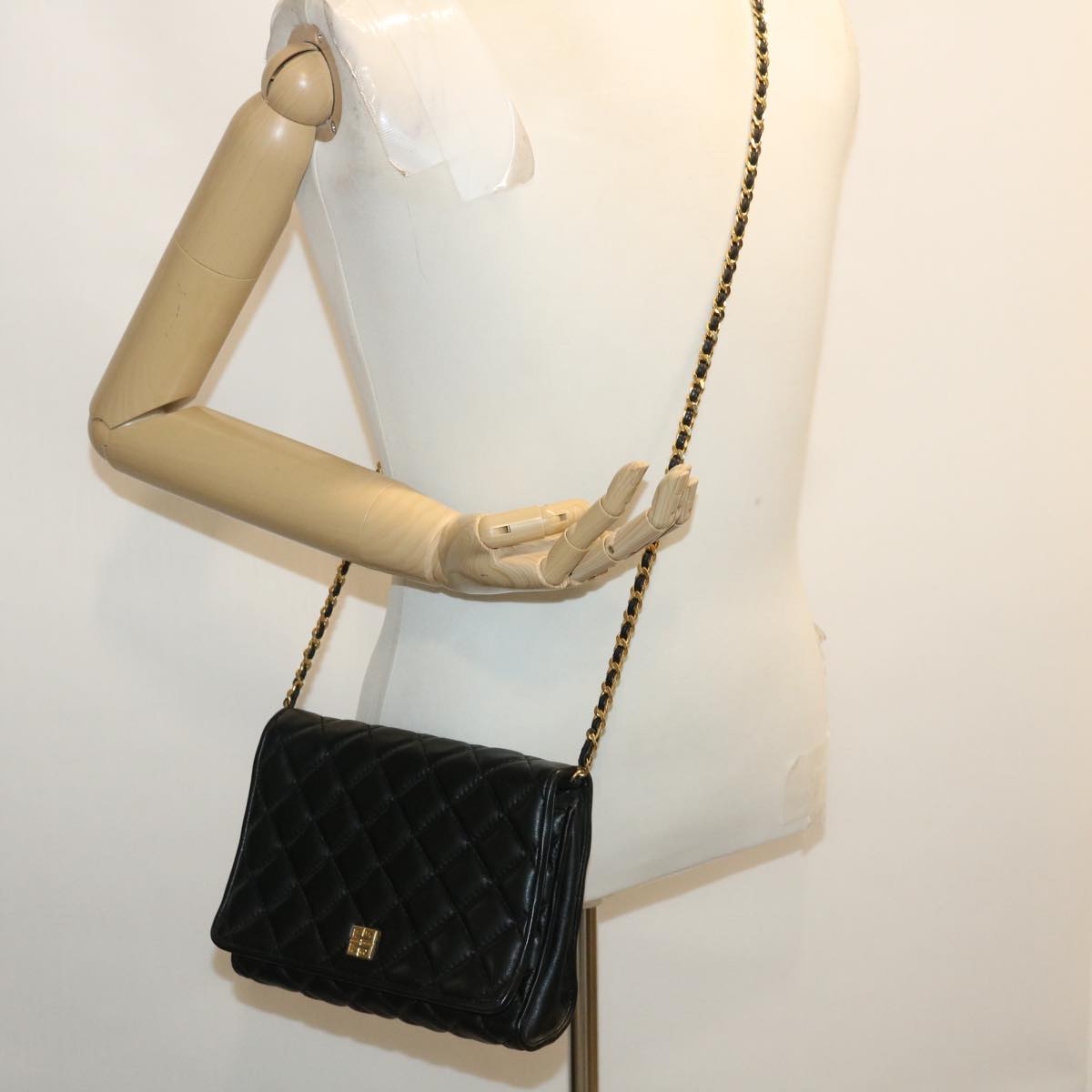 GIVENCHY Chain Shoulder Bag Leather Black Gold Tone Auth am2537g