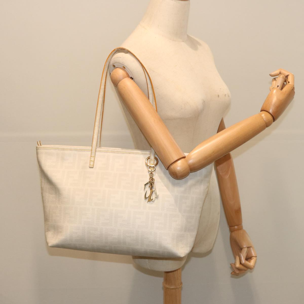 FENDI Zucca Canvas Tote Bag White Auth hk1159