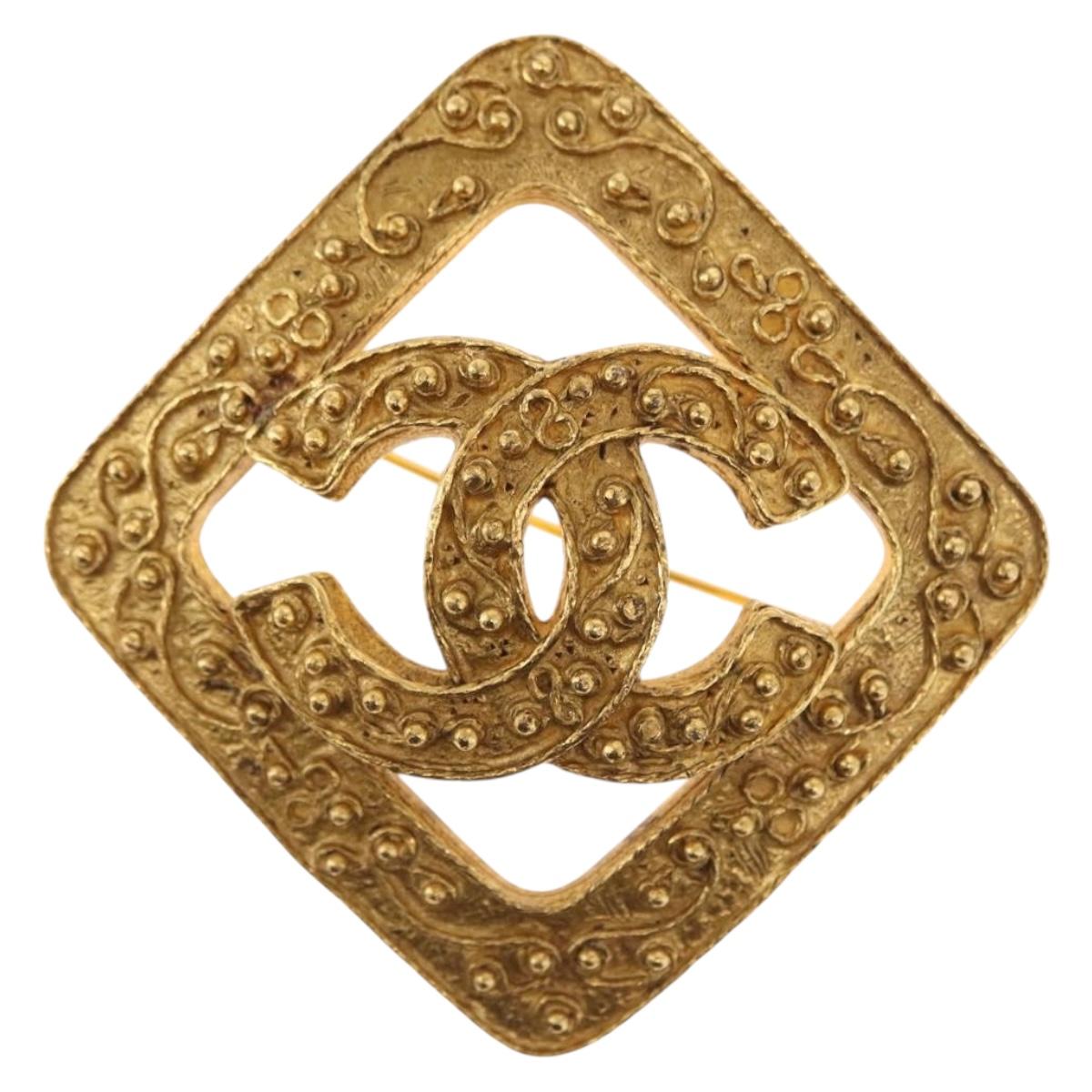CHANEL Brooch metal Gold CC Auth ka1724V