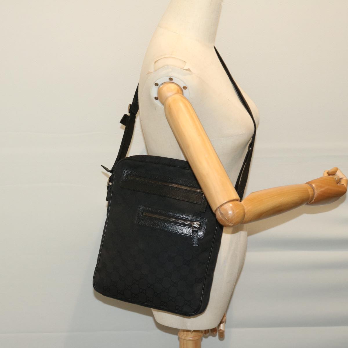 GUCCI GG Canvas Shoulder Bag Black 92551 Auth ki4130