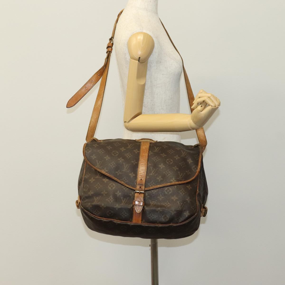 LOUIS VUITTON Monogram Saumur 35 Shoulder Bag M42254 LV Auth ki5377