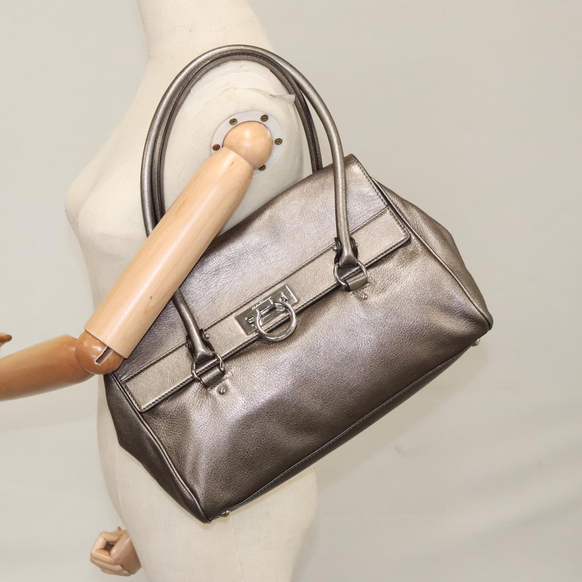 Salvatore Ferragamo Gancini Hand Bag Leather Silver Auth kk412