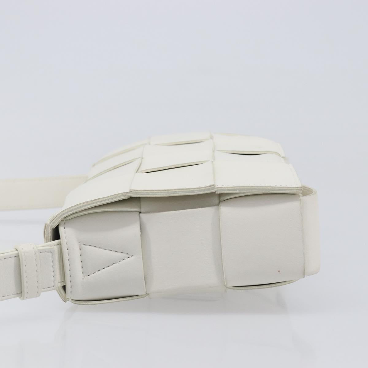 BOTTEGA VENETA MAXI INTRECCIATO Cassette Bag Leather White Silver Auth mr2874V