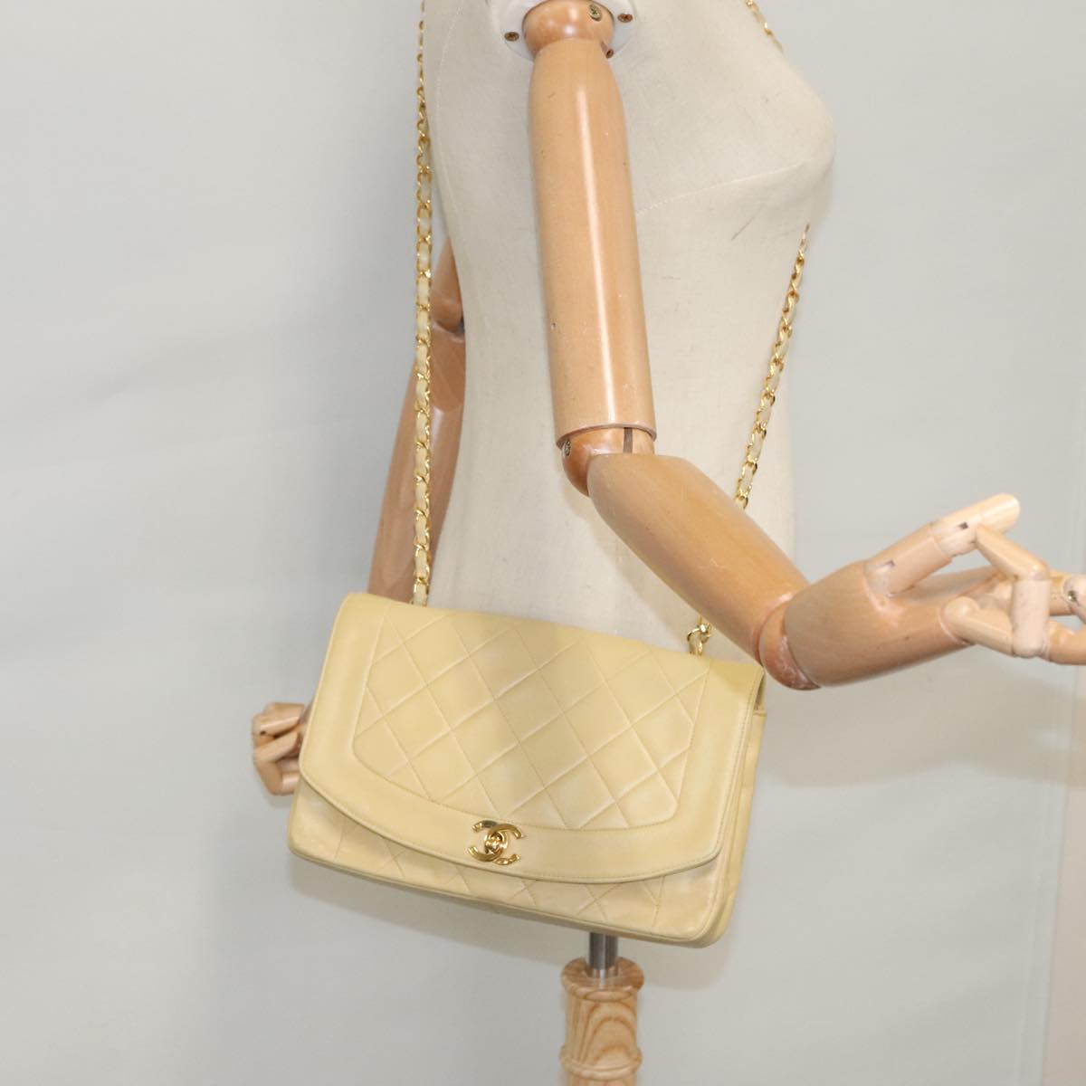 CHANEL Diana 25 Chain Shoulder Bag Lamb Skin Beige Gold CC Auth PP039