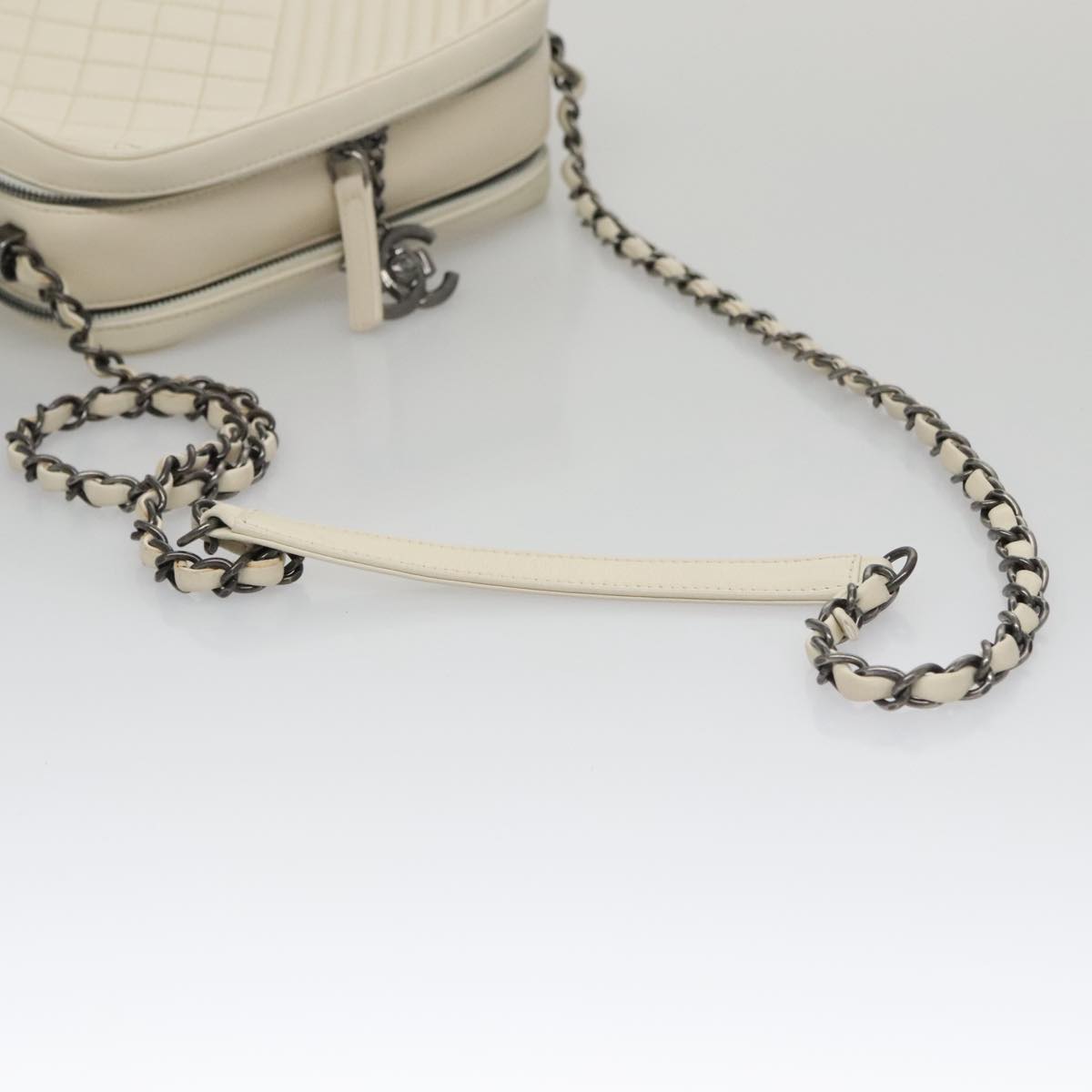 CHANEL Matelasse Chain Shoulder Bag Lamb Skin White CC Auth PP060