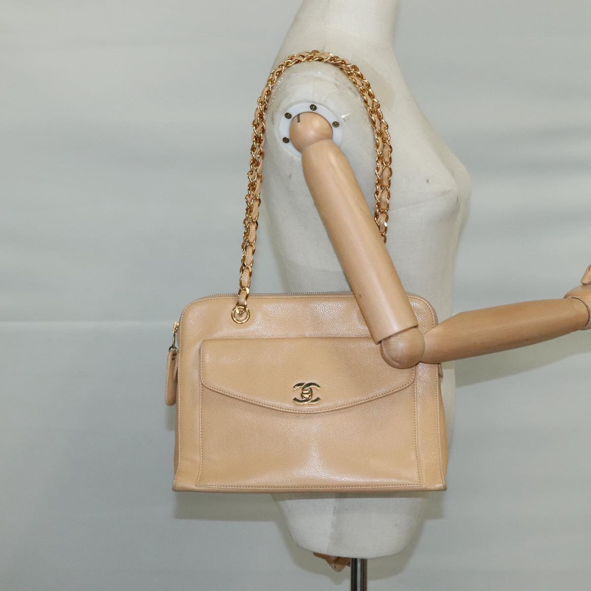 CHANEL Chain Shoulder Bag Caviar Skin Beige Gold CC Auth PP063V