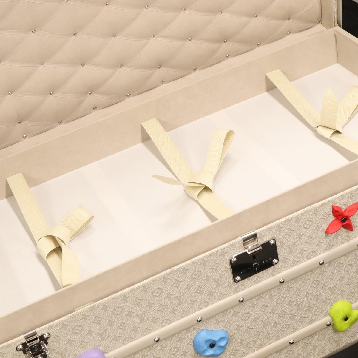 LOUIS VUITTON Taurillon Climbing Coolie Rosin 110Trunk White M10074 Auth 115972S