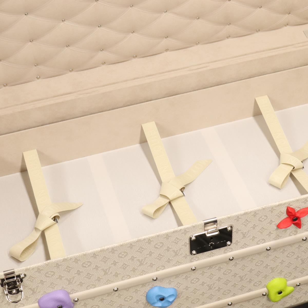 LOUIS VUITTON Taurillon Climbing Coolie Rosin 110Trunk White M10074 Auth 115972S