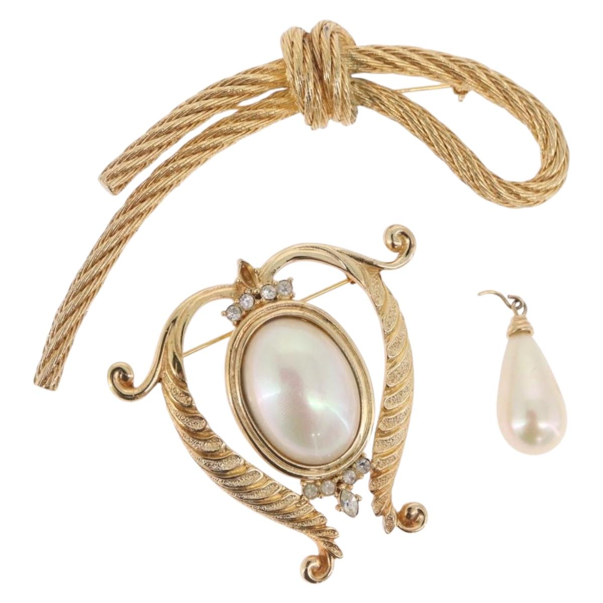 Christian Dior Brooch metal 2 Set Gold Tone Auth SW2814