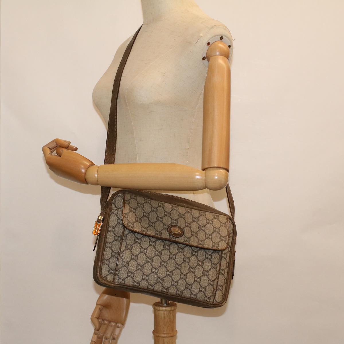 GUCCI GG PLUS Canvas Shoulder Bag PVC Leather Beige Auth th4289