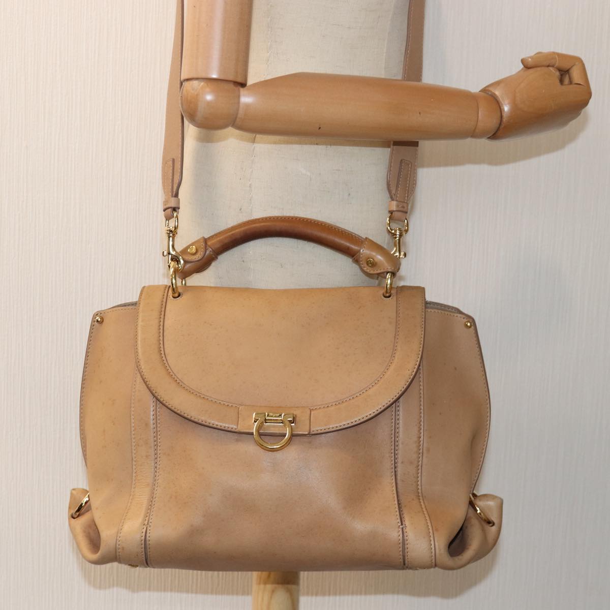 Salvatore Ferragamo Gancini Hand Bag Leather 2way Beige Auth ti1820