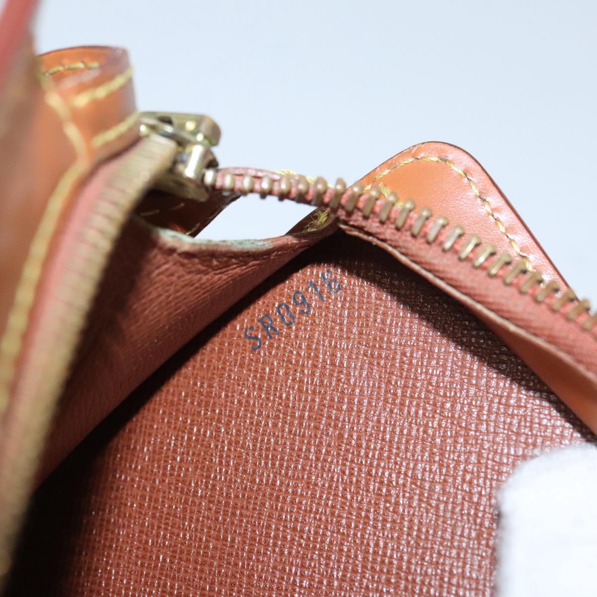 LOUIS VUITTON Epi Pochette Homme Clutch Bag Zipangu Gold M52528 LV Auth ti2611