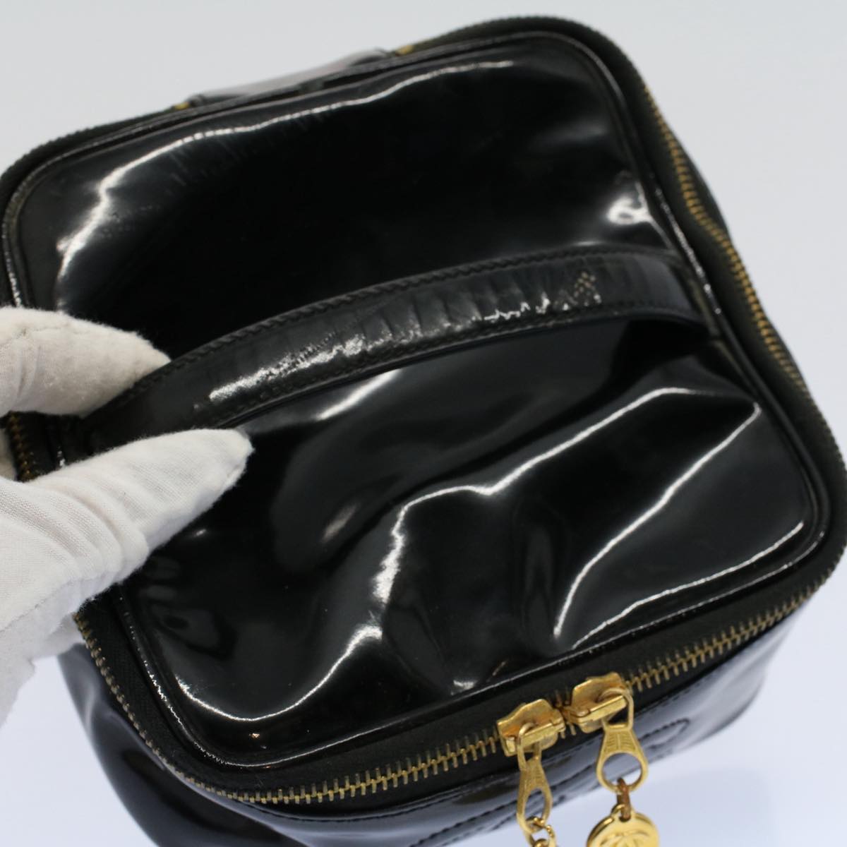 CHANEL Vanity Cosmetic Pouch Patent leather Black CC Auth yb378