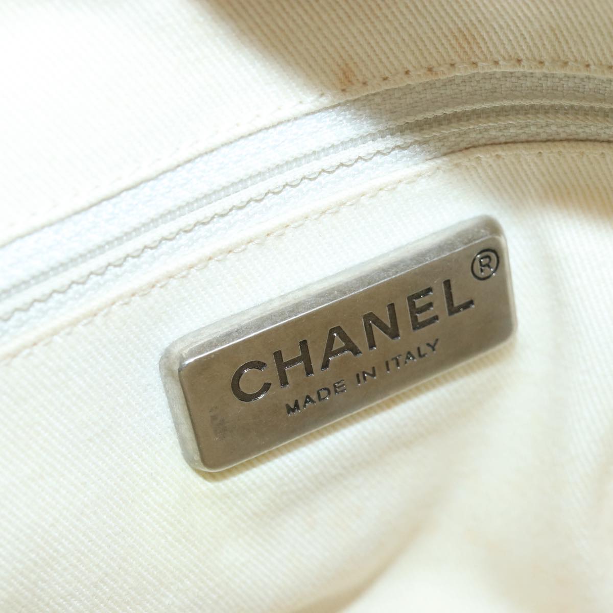 CHANEL Matelasse Chain Shoulder Bag Calf Skin White Silver CC Auth yk14601