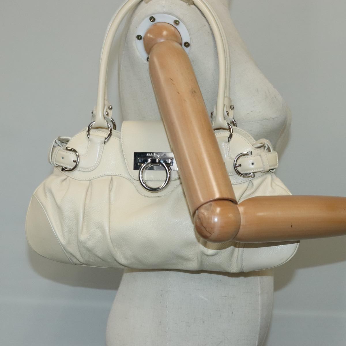 Salvatore Ferragamo Gancini Hand Bag Leather Beige Silver Auth yk16104