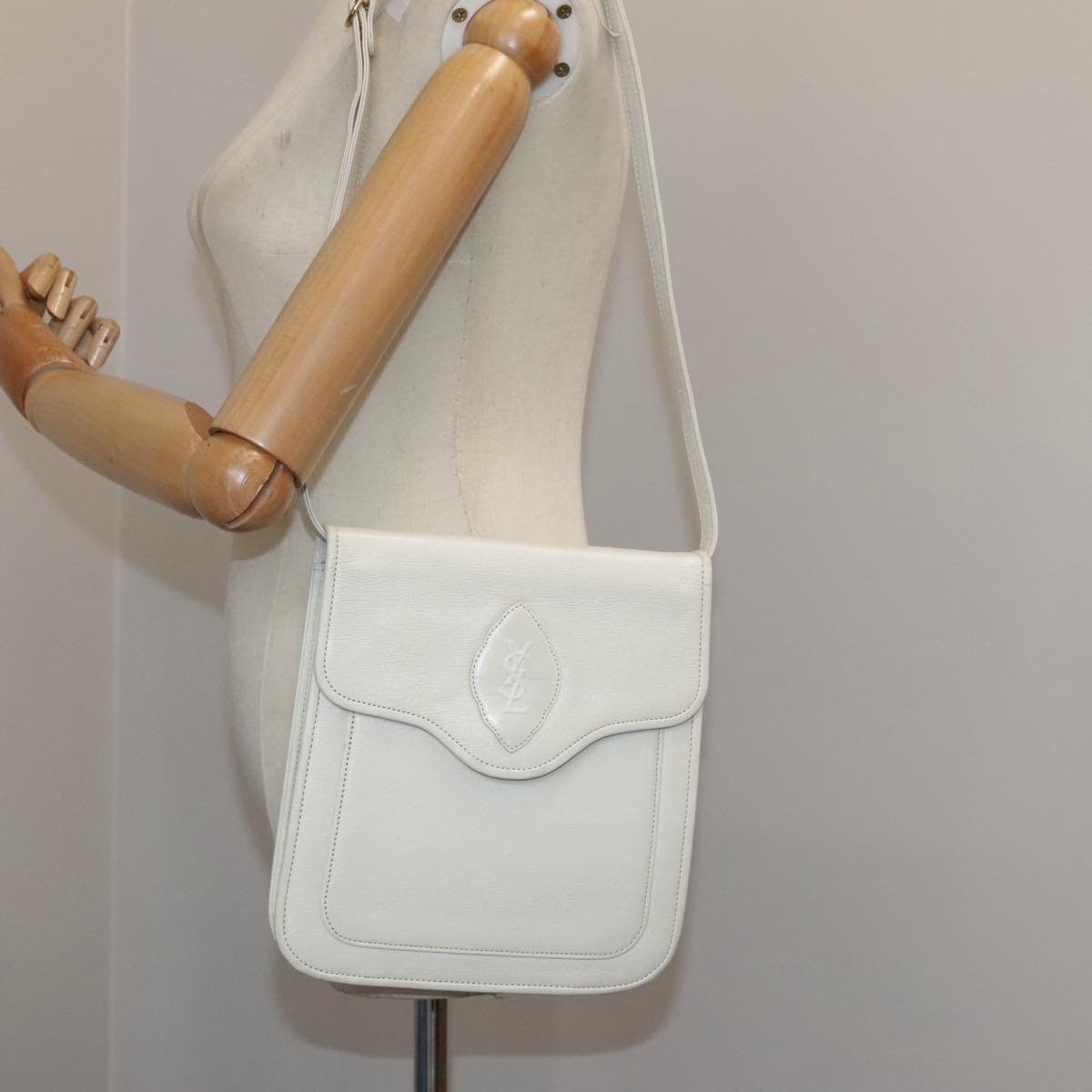 SAINT LAURENT Shoulder Bag Leather White Gold Auth yk16321