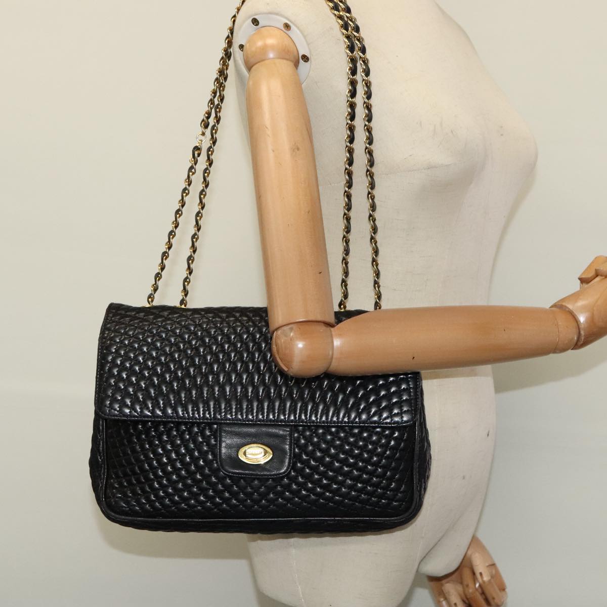 BALLY Quilted Chain Shoulder Bag Leather Black Gold Auth yk17027