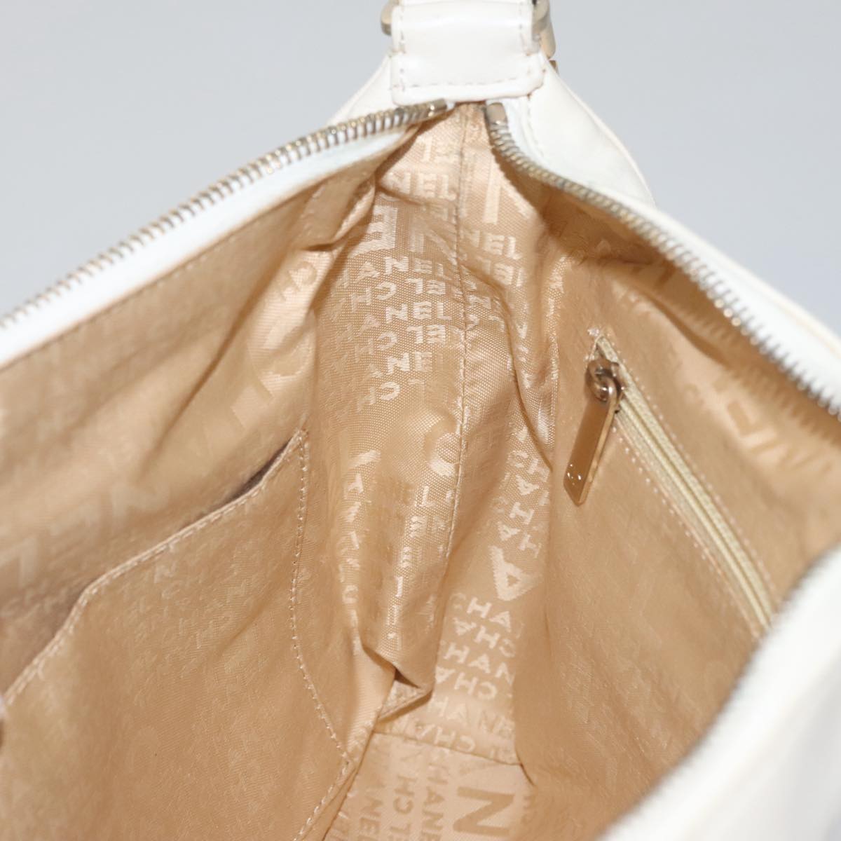 CHANEL Choco Bar Shoulder Bag Leather White CC Auth yk17128